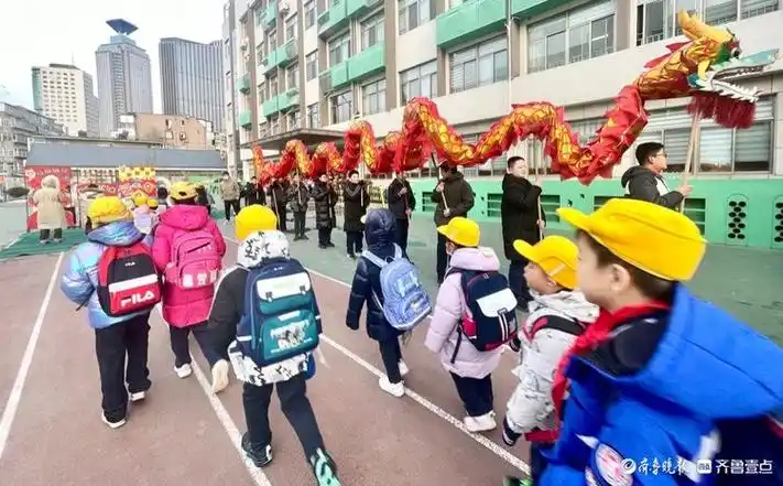 龙行校园南上山街小学开学首日小福龙再启航