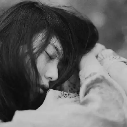 黑白头像女生背影图片伤感美女头像图片大全