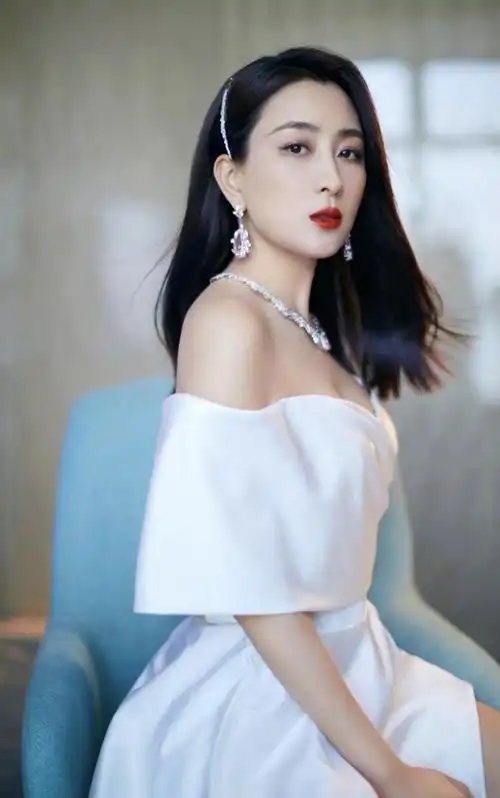 马苏把微胖精髓穿出来了米黄色吊带连衣裙高贵优雅超洋气