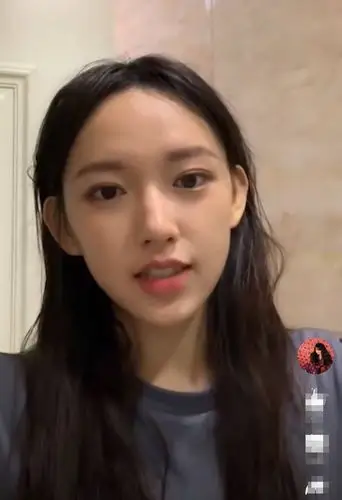 原创程潇在线卸妆太自信,素颜照曝光五官端正,唯一缺点是发际线太高