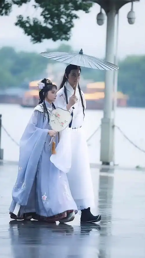 烟雨朦胧的西湖这是许仙来接他的白娘子了