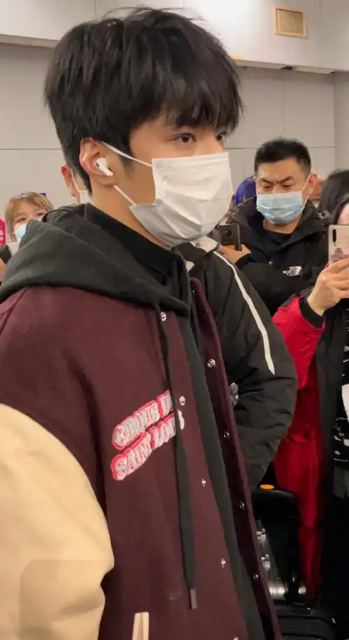 刘耀文#生截一下早期的耀文机场tt,鼻梁高眼睛大,特别漂亮的小孩06