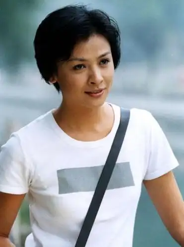 24岁成名的她,27岁不顾一切嫁到国外,现今带着儿子成为单亲妈妈