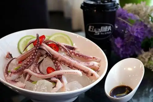 来点冰镇让味蕾先感受一下,冰凉q弹的鱿鱼须蘸一蘸加了芥末的酱油