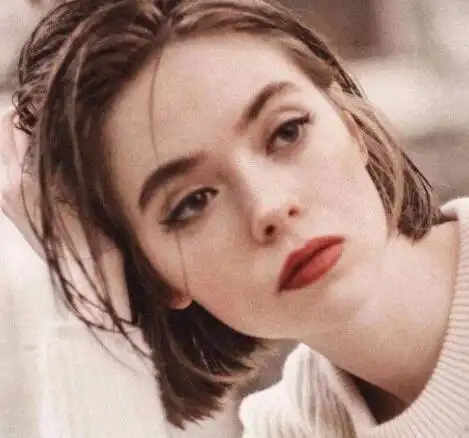 女生英伦复古短发卷发图片(3)_卷发发型_西子美发网