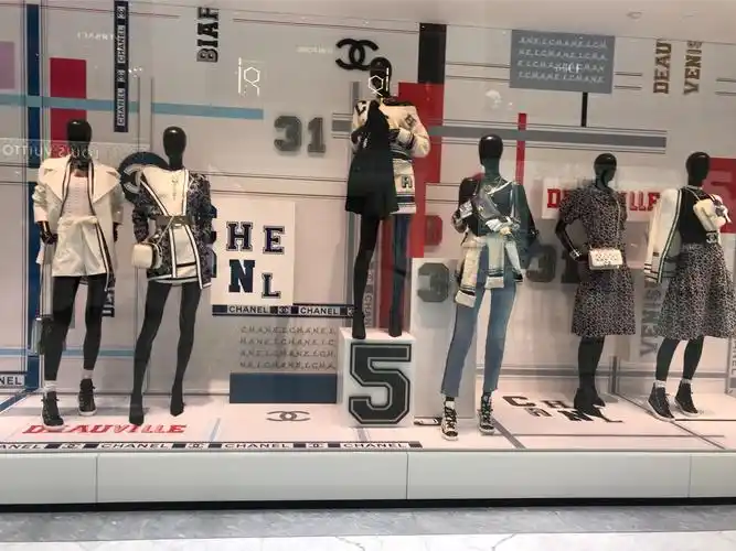 chanel门口橱窗陈列,短裤搭配减龄