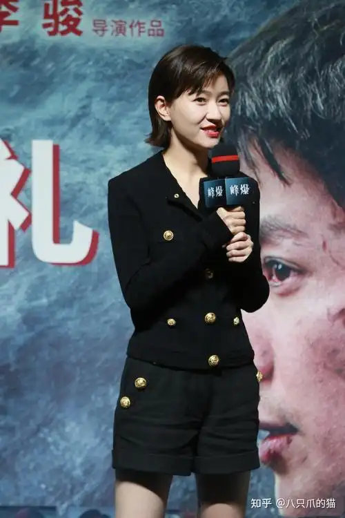 焦俊艳久违亮相穿黑色小香风外套助阵电影首映礼一头短发真飒