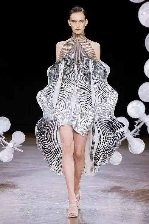 美炸了会舞动的3d打印仙裙irisvanherpen超乎想象的未来时装