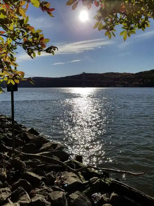 阳光射向河面上,微风乍起,波光粼粼.