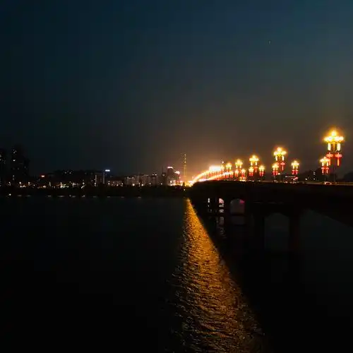 去市中心贴手机膜,路过桥边拍的照片 ,弄丢了耳机-=-哭哭烈烈丫关注