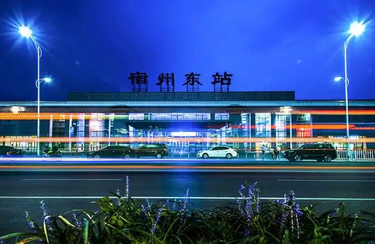 上一页 下一页 作品名称: 东站夜色  作品描述: 宿州东站夜色,公交车