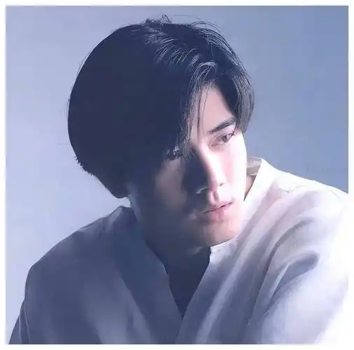 59岁郭富城身患耳水不平,受林家栋细心护理重返活动现场!