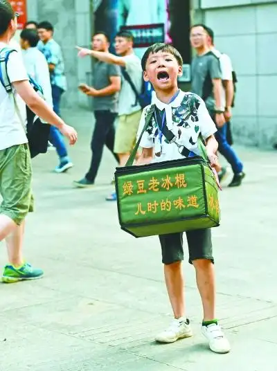 武汉9岁男童为挣零花钱买手表 街头上卖起冰棍