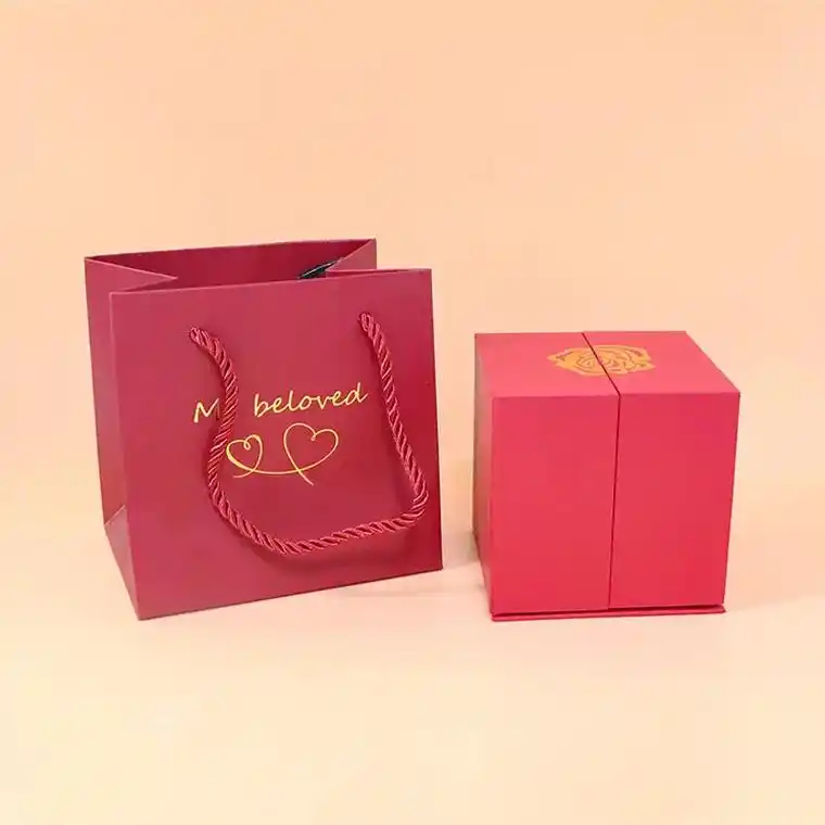 盒子上的玫瑰花造型超级精致,打开后还有 - 抖音