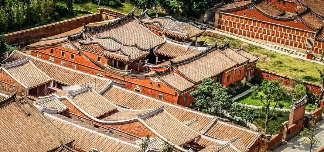 燕尾脊雕梁画栋皇宫起石雕木雕双合璧——黄金良《泉州民居》寥寥数语