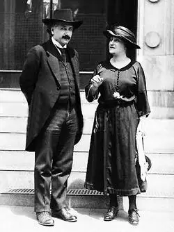 爱因斯坦和夫人