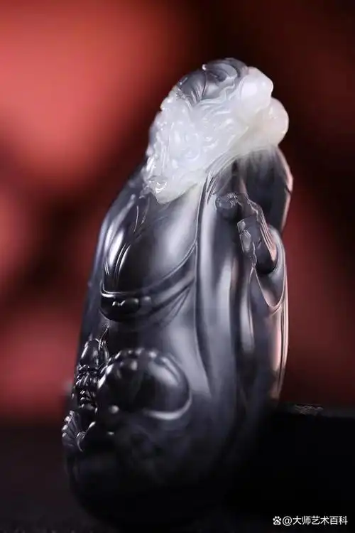 王刚,男,蒙古族,1983年出生,河南镇平人;中国玉雕大师,河南省玉雕艺术