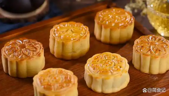 各式各样的月饼在"争相斗艳",无论包装还是腌制,再到价格,时刻在提醒