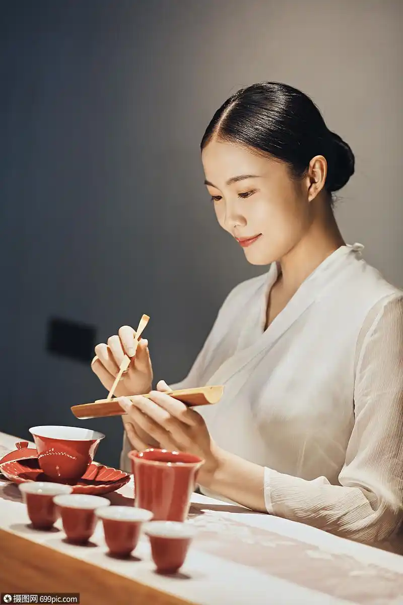 女性泡茶师禅意茶艺师