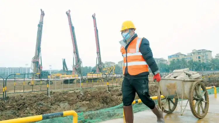 建筑工人正在施工现场忙碌.康登淋 摄