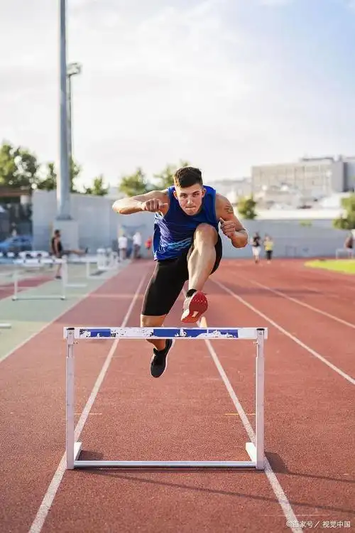这才是三步跨栏的标准动作,很标准,快来看看吧