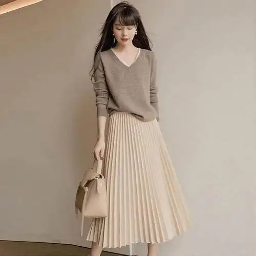 1,百褶裙搭配短款卫衣:百褶裙的飘逸削减了休闲感,增加了一份柔美.