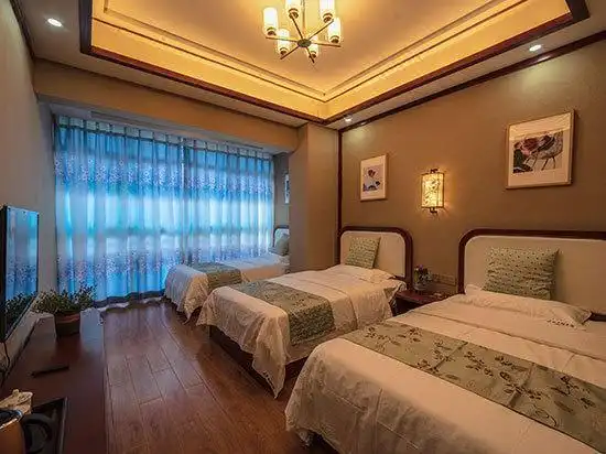 云桥夜话·豪华三人间_湘西土家族苗族自治州古城雾桥翡翠城民宿-美团