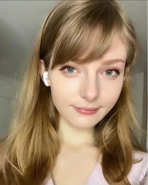 《生化危机4:重制版》"碍事梨"脸模性感生活照