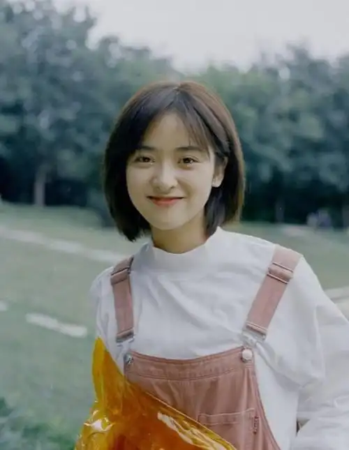 沈月终于找到适合自己的衣服了卫衣配背带裤妥妥的初恋女孩