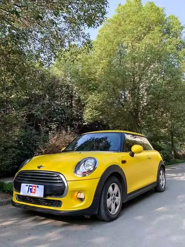 宝马mini车身改色膜电光嫩芽黄,给自己得爱车换个颜色就像自己换个