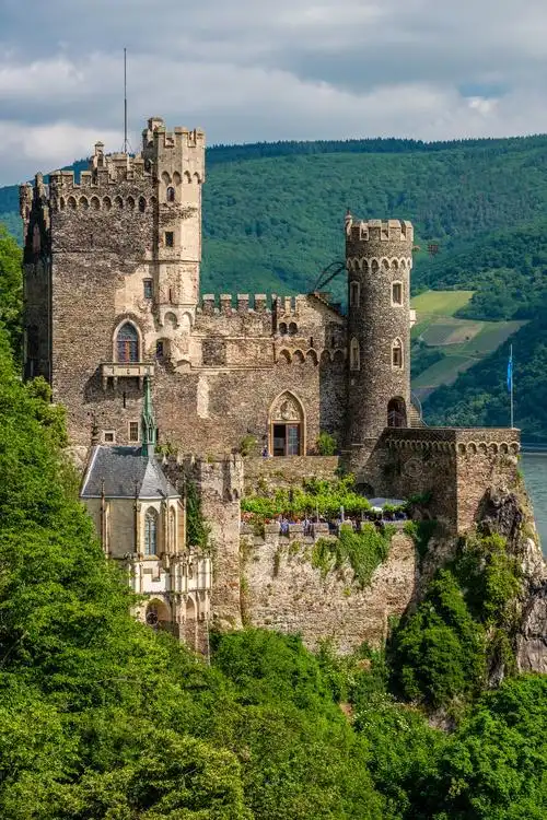 在莱茵河谷(莱茵峡谷)的莱茵斯坦城堡在德国建于1316年,并于1825-1844