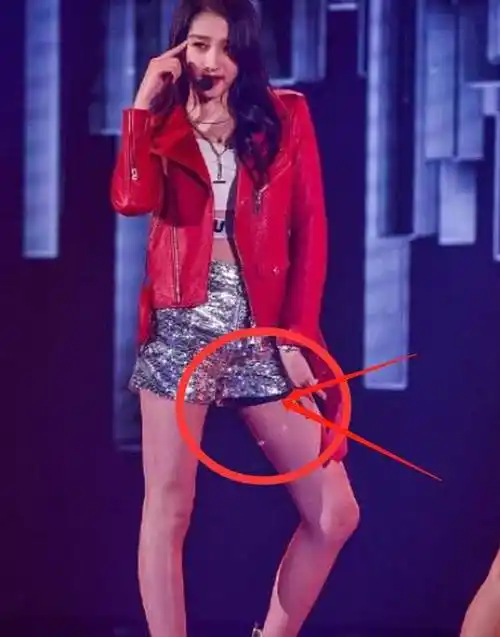 关晓彤热舞超卖力,露出"安全裤"浑然不知,网友:看着都尴尬了_舞台_时