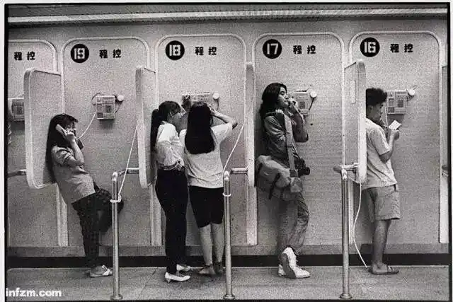 上了一天班,晚上给家人打电话是他们最开心的时刻.