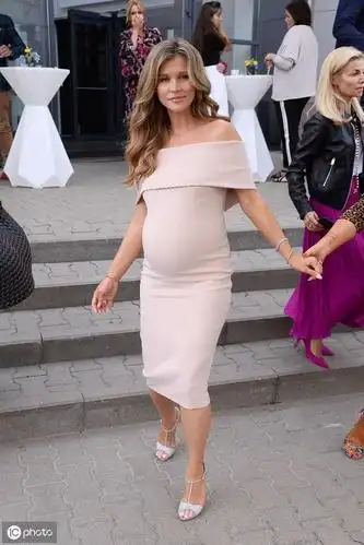 波兰名模乔安娜·克鲁帕出席华沙的新闻发布,怀孕也难掩好身材