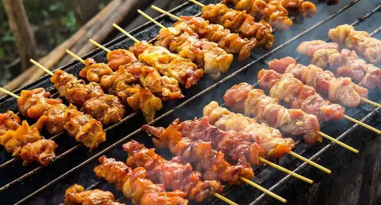 烤肉串是源自中国东北烧烤并把烧烤标准化,时尚化,规模化的杰出代表