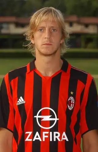 ac米兰队长安布罗西尼降薪续约1年