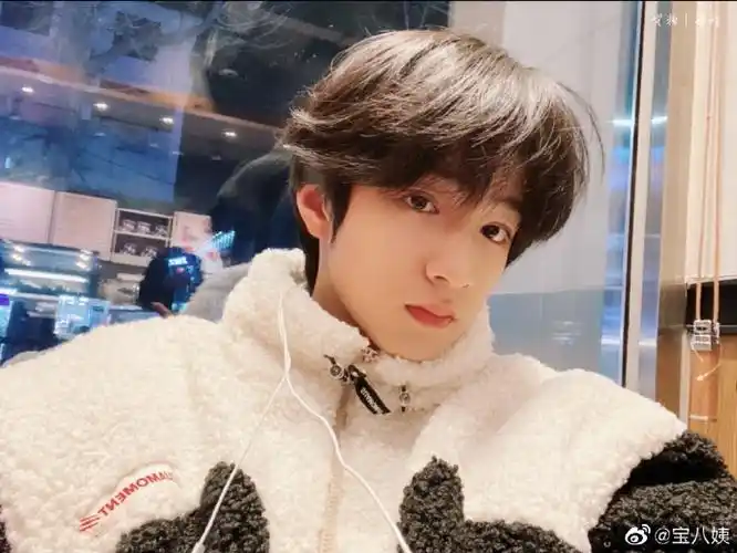 刘耀文课间随手拍##刘耀文歪头杀