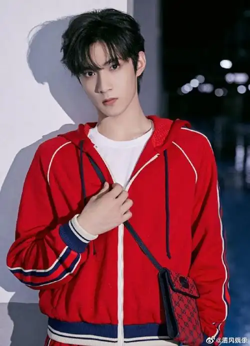 刘耀文红色运动套装造型##刘耀文红色套装造型