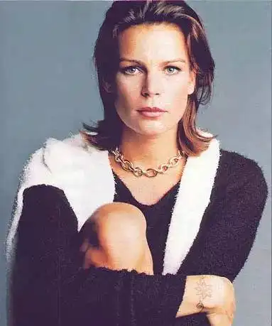 他的妈妈是格蕾丝凯利的小女儿斯蒂芬妮公主,谈恋爱结婚的对象,从保镖