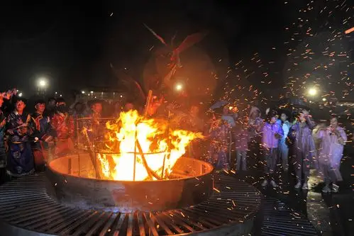河北承德:坝上草原景区篝火晚会和烟花吸引旅客