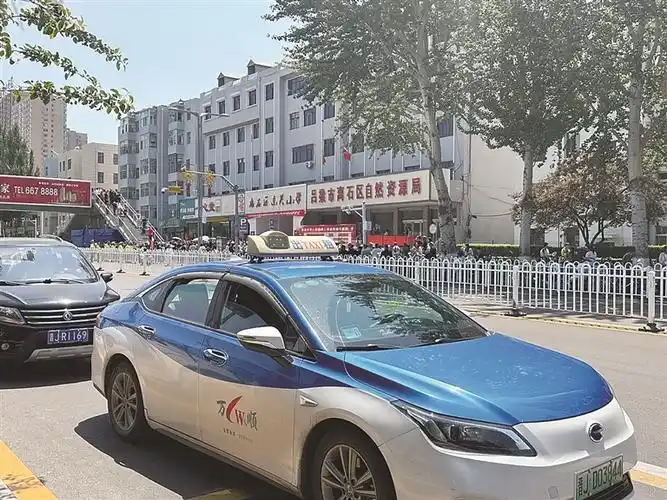 "爱心助考出租车" 继续送考__吕梁新闻网