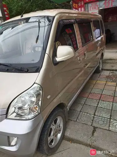 转让一架4年多五菱荣光加长版高配车