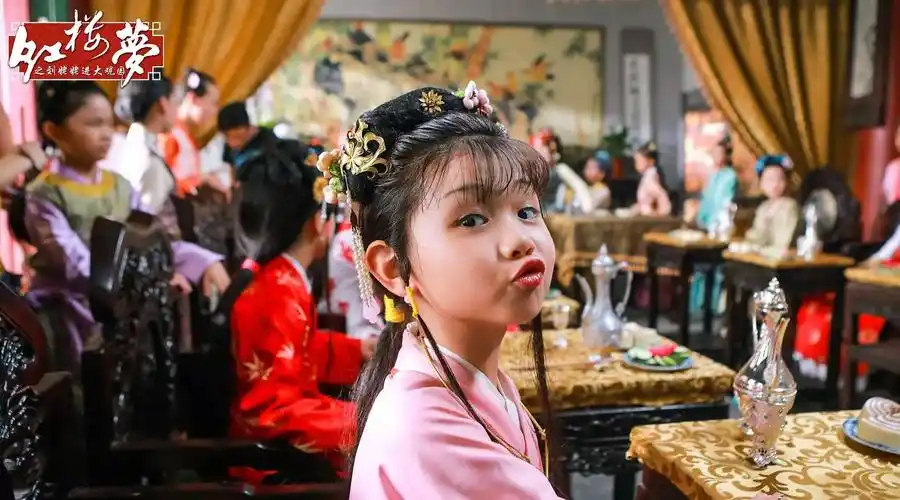 小戏骨红楼梦打动我们的是小孩子的专注和率真