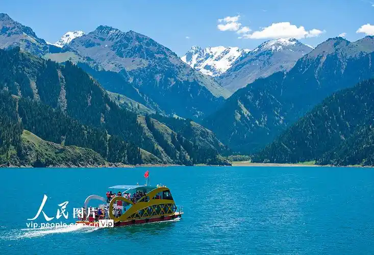 新疆:天山天池夏日风景如画