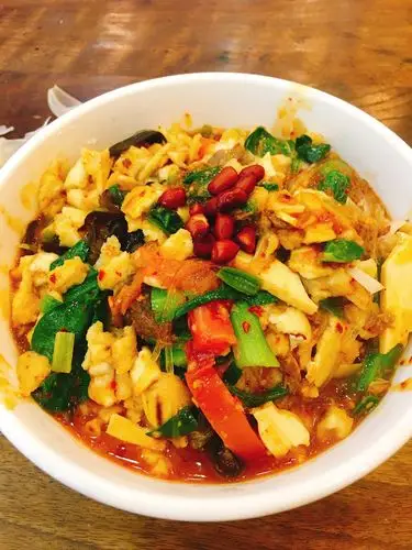 牛肉小炒泡馍,20元,搭配甜蒜,超好吃!太大份