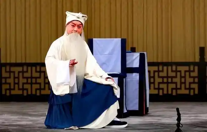 末角一般指不成气候的中老年男性,除了活跃气氛外,主要作用是串戏