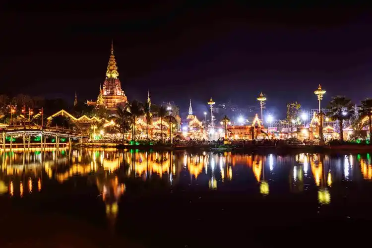 西双版纳告庄夜景