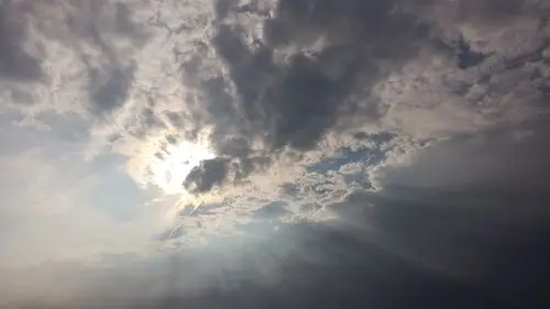 天上太阳透过云彩的光