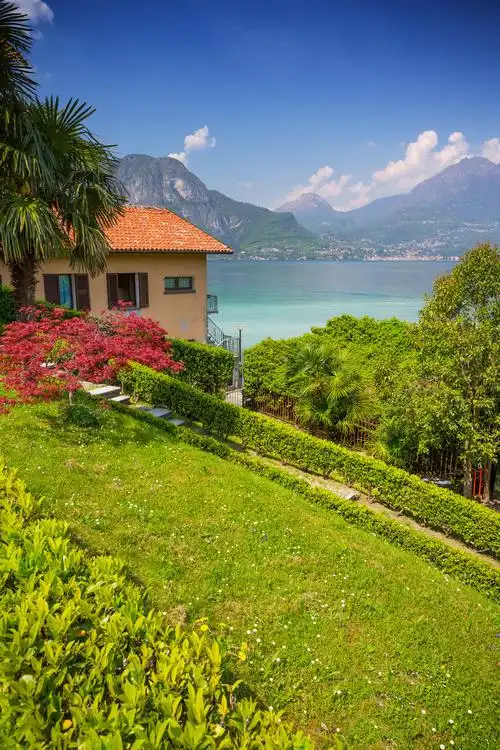 在意大利贝拉焦镇科莫湖的夏天全景风景名胜免费下载_jpg格式_3840
