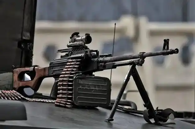 pk通用机枪轻重火力为一体消声器大得不像话金无足赤枪无完枪